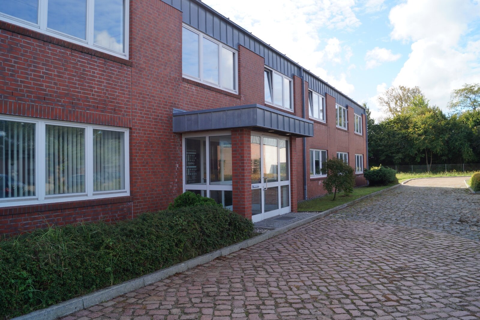 Lagerhallen und Büroeinheiten, Freiflächen Lagerhallen und Büroeinheiten, Freiflächen